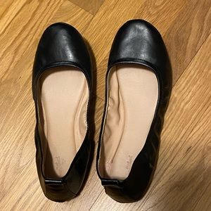 Black Universal Threads flats